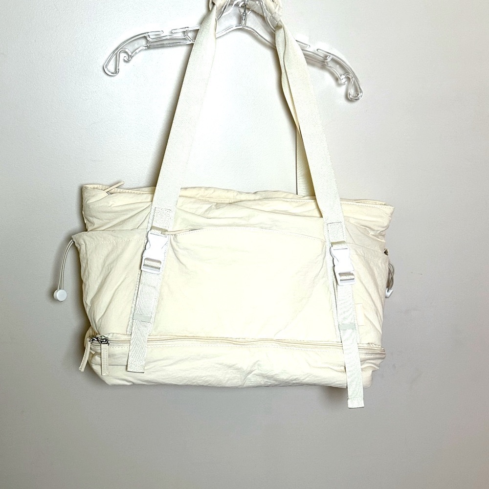 NWT ETRONIK Cream Travel Bag with Durable Design - Picture 2 of 8